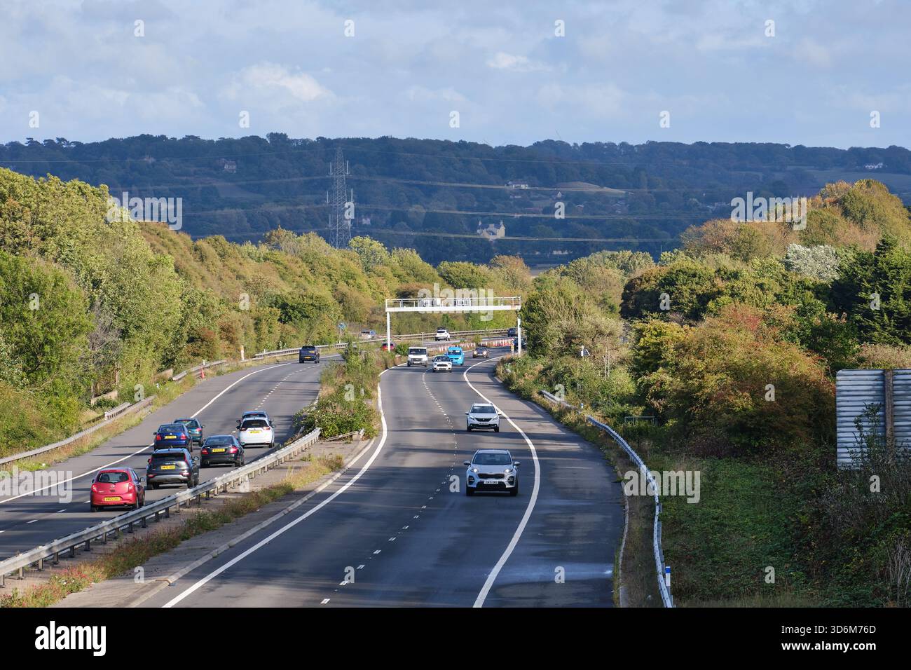 Verkehr auf der Autobahn M48 in England Stockfoto