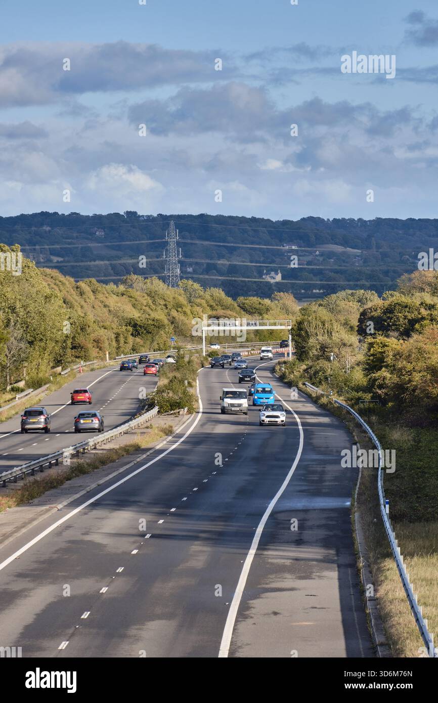 Verkehr auf der Autobahn M48 in England Stockfoto