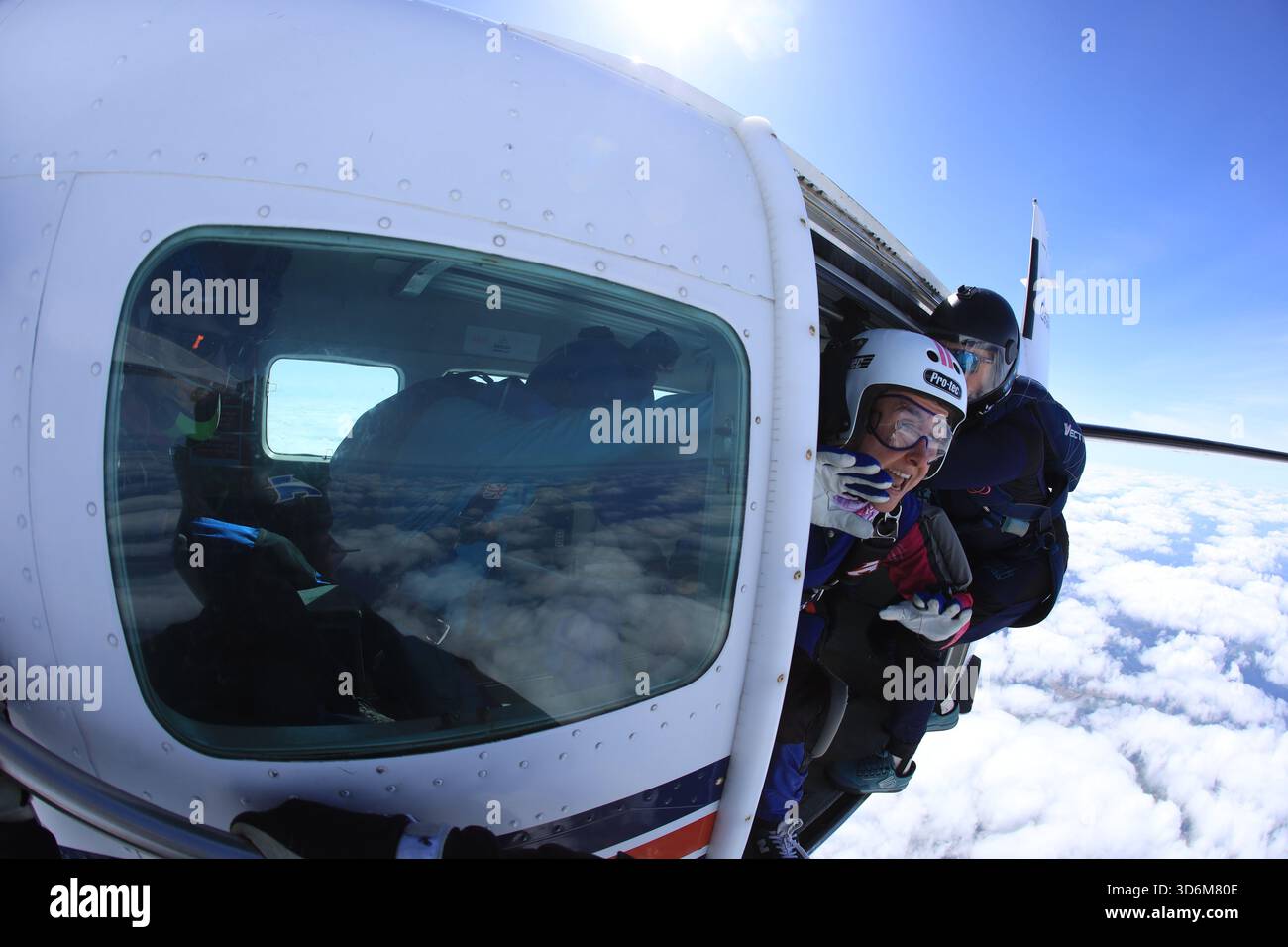 Fallschirmspringen lernen auf dem Langar Airfield - beschleunigter Freifall Stockfoto