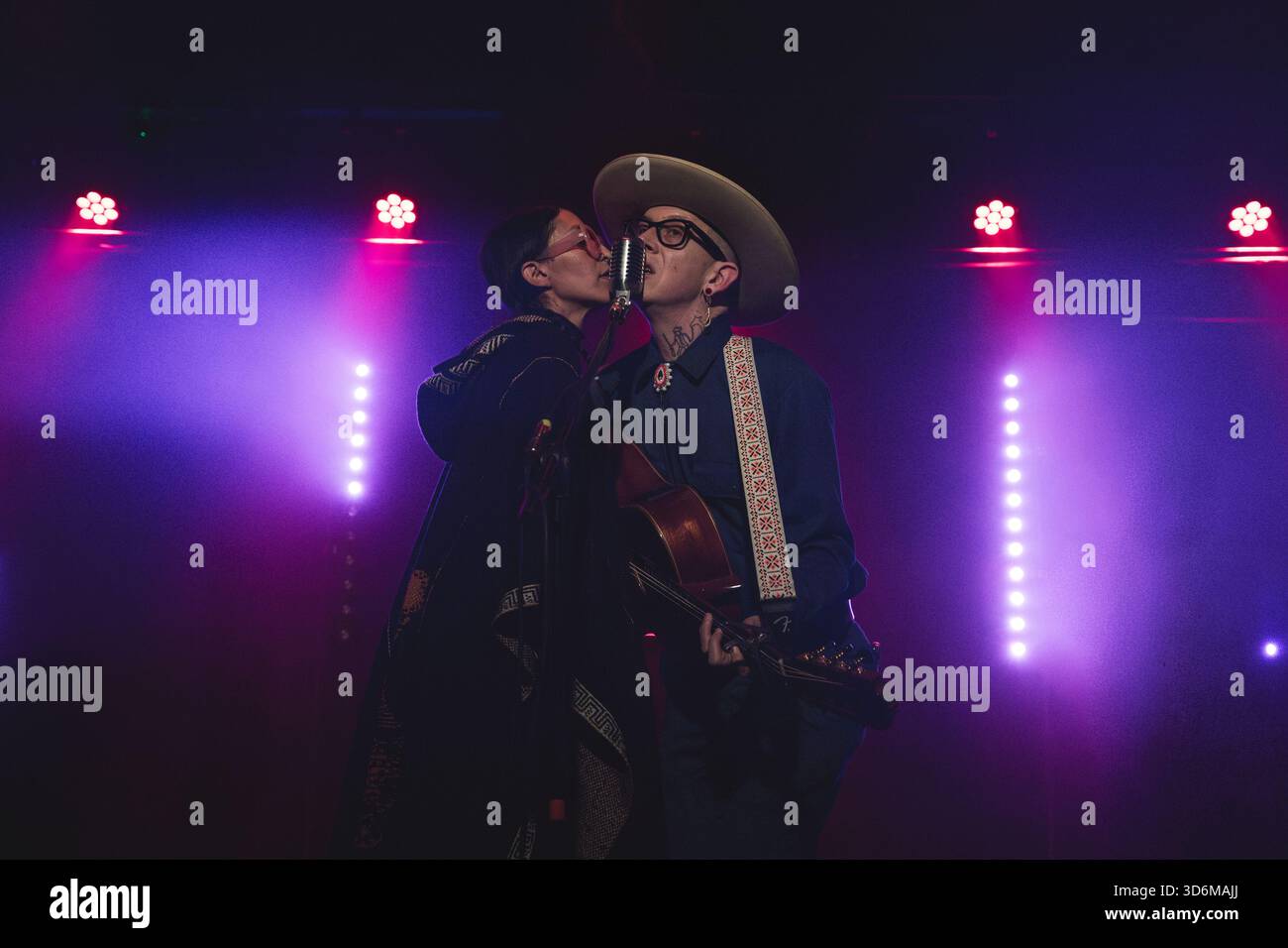 Rom, Italien. November 2025. Lina Sanabria und Micah P. Hinson führen die Tomorrow man Tour auf. (Foto von Emanuela Vertolli/Pacific Press) Credit: Pacific Press Media Production Corp./Alamy Live News Stockfoto