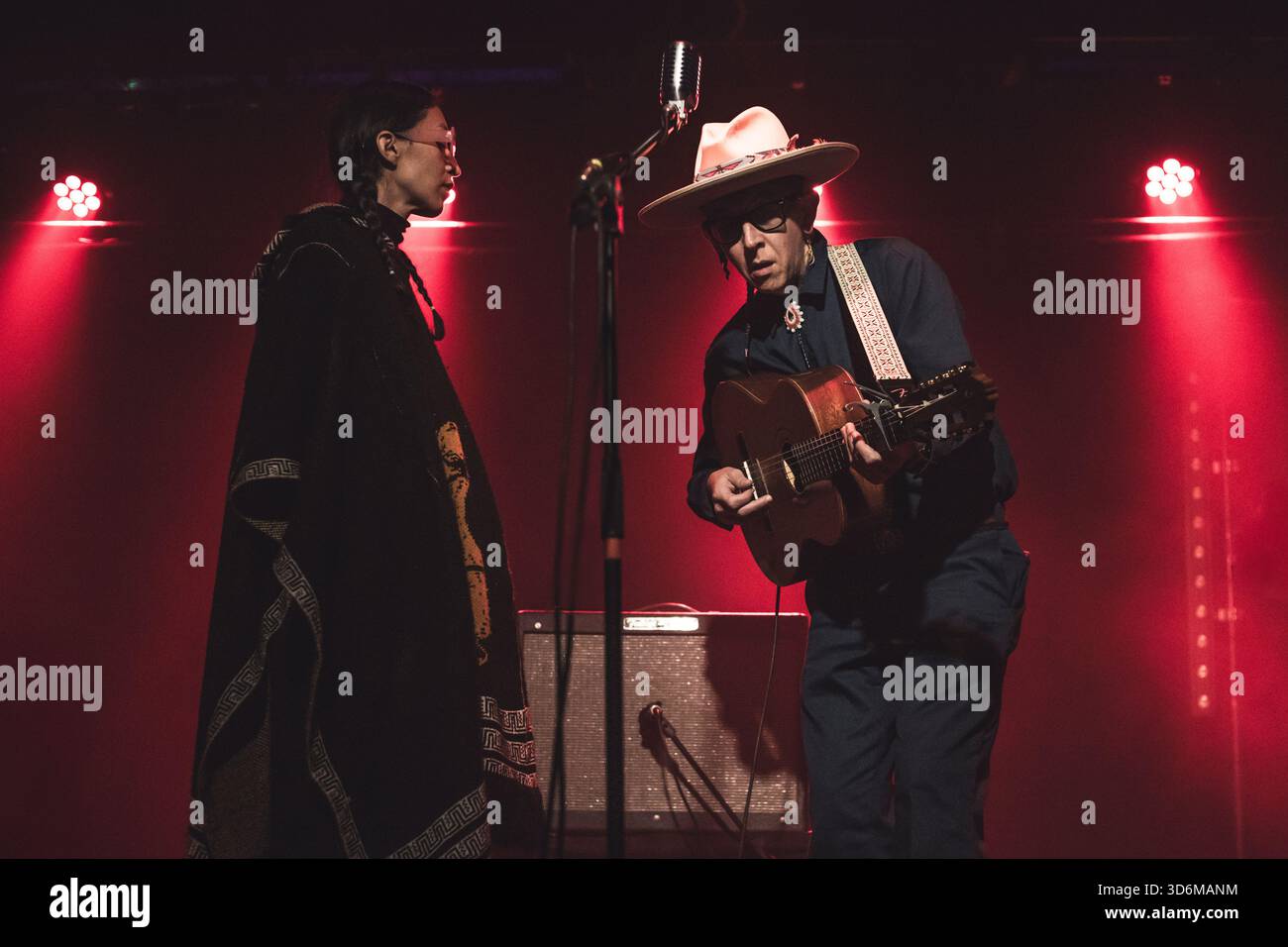 Rom, Italien. November 2025. Lina Sanabria und Micah P. Hinson führen die Tomorrow man Tour auf. (Foto von Emanuela Vertolli/Pacific Press) Credit: Pacific Press Media Production Corp./Alamy Live News Stockfoto