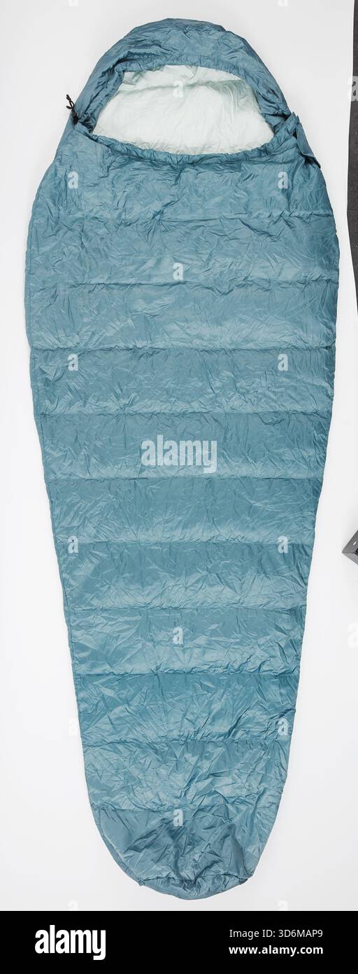 Stoffschlafsack isolierter Naturhintergrund mit Schneideweg Stockfoto