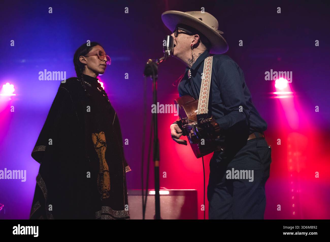 19. November 2025, Rom, Italien: Lina Sanabria und Micah P. Hinson führen die „The Tomorrow man Tour“ (Foto: © Emanuela Vertolli/Pacific Press via ZUMA Press Wire) NUR ZUR REDAKTIONELLEN VERWENDUNG AUF! Nicht für kommerzielle ZWECKE! Stockfoto