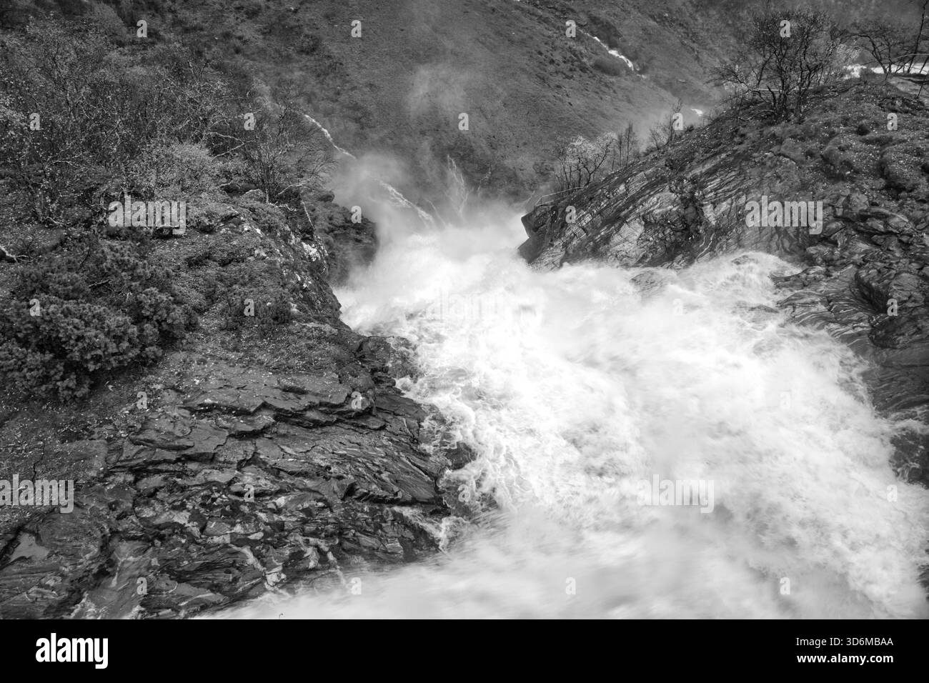 Eine malerische Morgenszene entfaltet sich auf Einem spiegelglatten See in Schweden. Nebel Oder Dampf Steigt Mystisch Über Der Wasseroberfläche Auf, Eingerahmt Vom Si Stockfoto