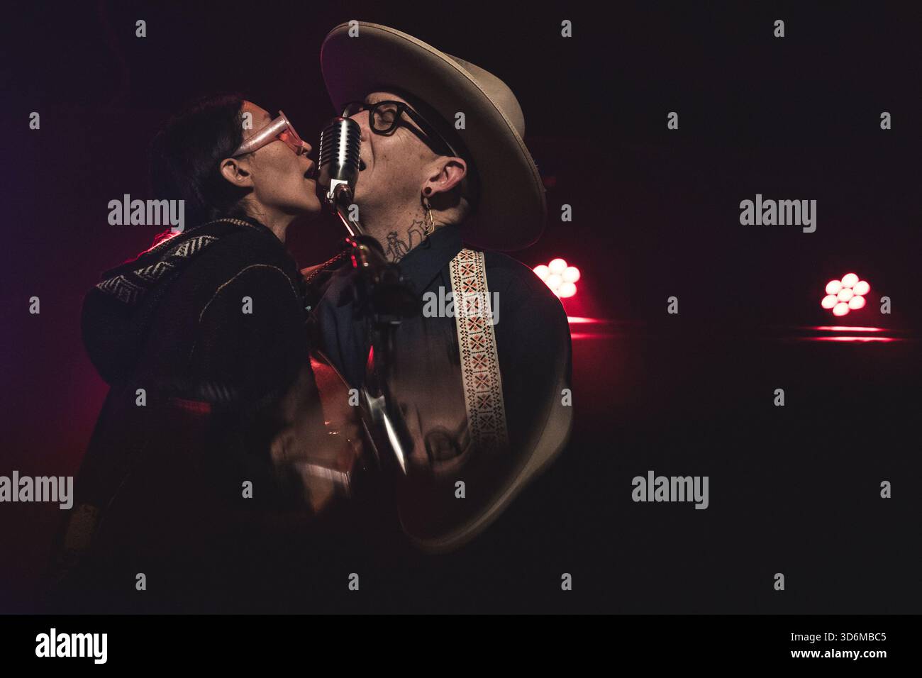 19. November 2025, Rom, Italien: Lina Sanabria und Micah P. Hinson führen die „The Tomorrow man Tour“ (Foto: © Emanuela Vertolli/Pacific Press via ZUMA Press Wire) NUR ZUR REDAKTIONELLEN VERWENDUNG AUF! Nicht für kommerzielle ZWECKE! Stockfoto