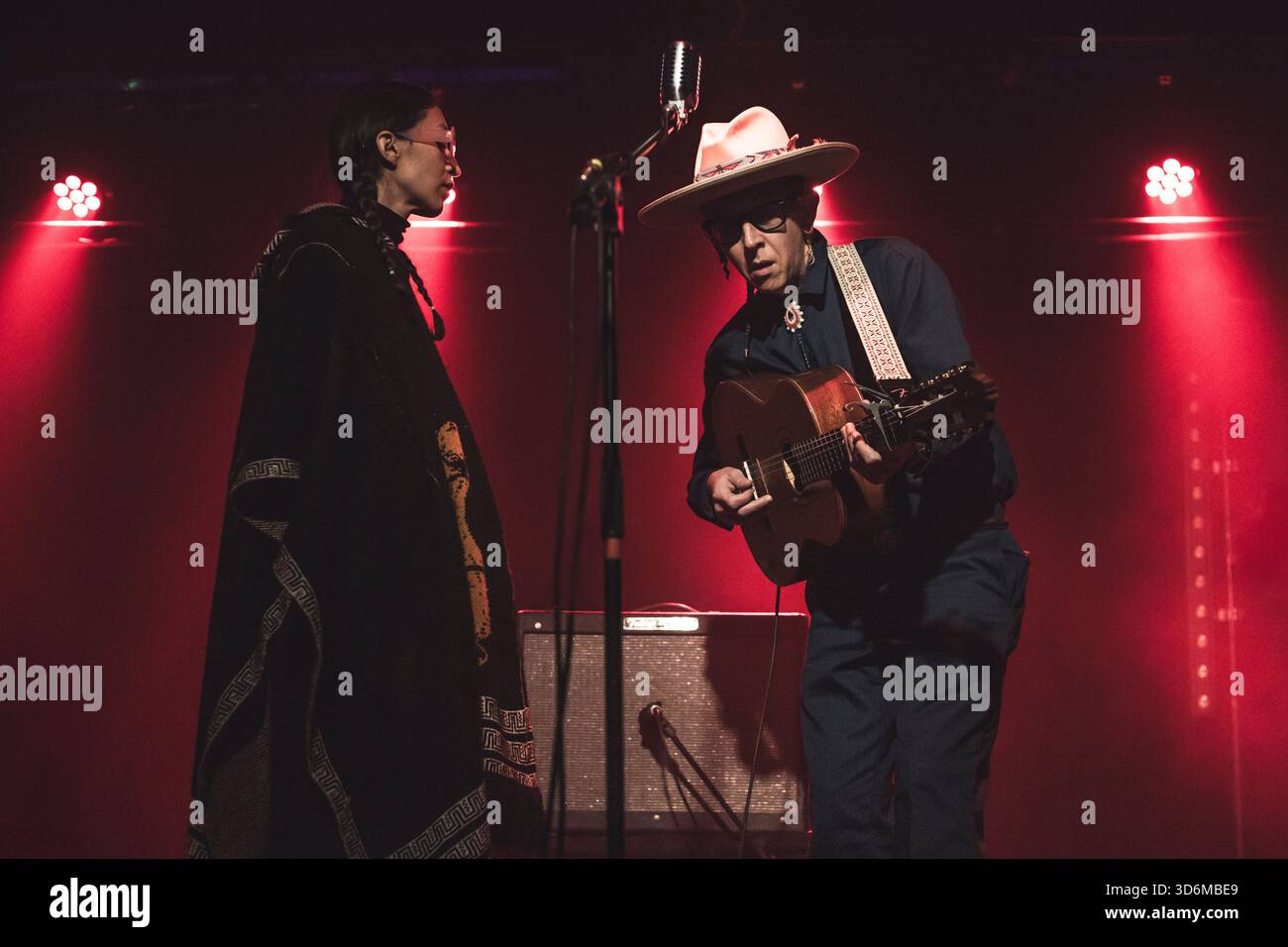 19. November 2025, Rom, Italien: Lina Sanabria und Micah P. Hinson führen die „The Tomorrow man Tour“ (Foto: © Emanuela Vertolli/Pacific Press via ZUMA Press Wire) NUR ZUR REDAKTIONELLEN VERWENDUNG AUF! Nicht für kommerzielle ZWECKE! Stockfoto