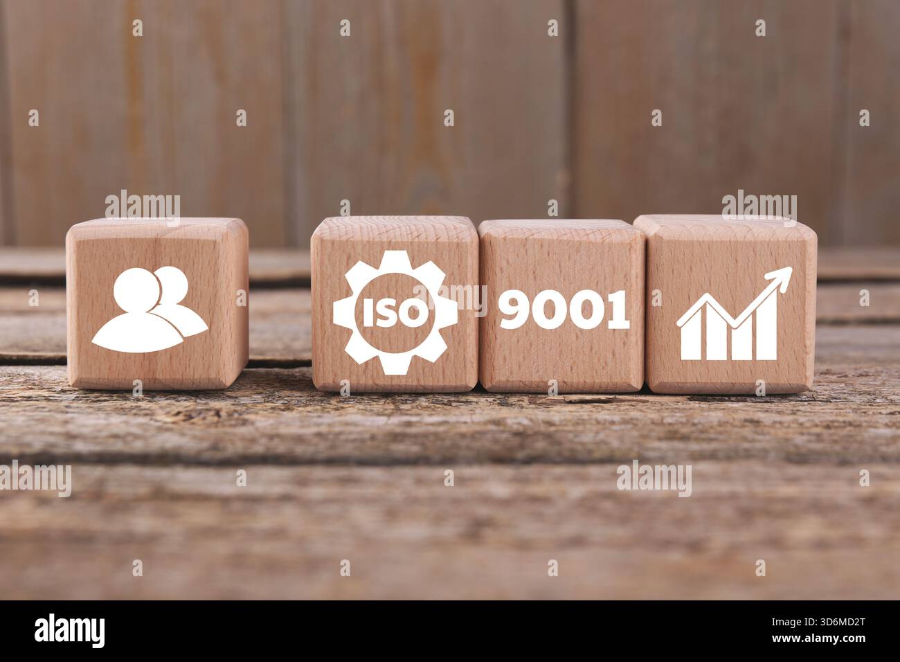 Qualitätsmanagementsysteme nach ISO 9001. Würfel mit verschiedenen Symbolen auf Holztisch Stockfoto