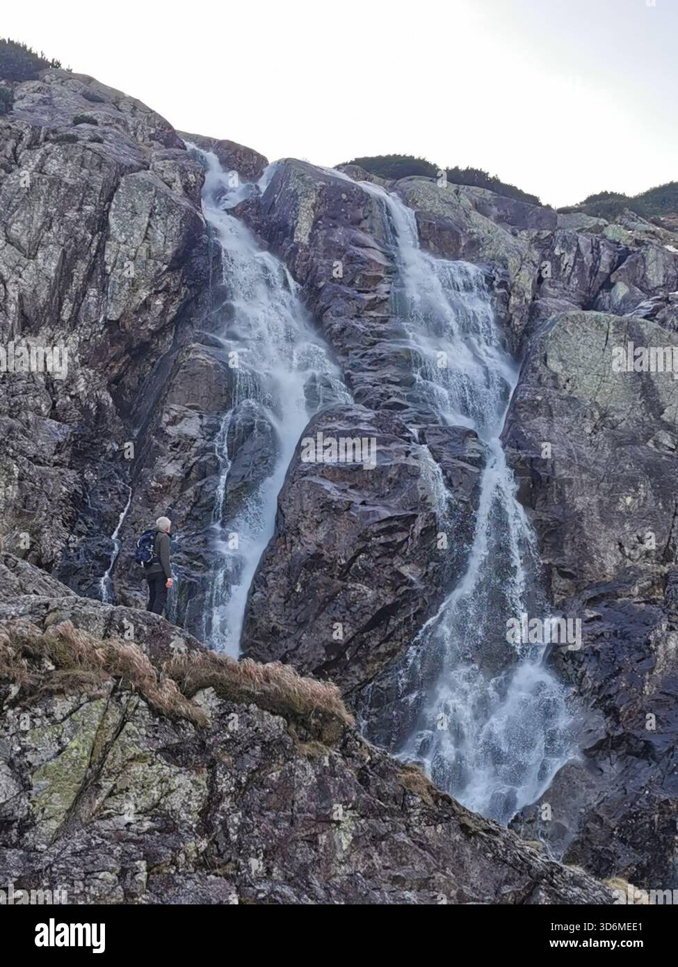 Siklawa (Wodospad Siklawy), Dolina Pięciu Stawów Polskich, Tatra, Polen – Wasserfall im Alpental zu Beginn des Winters. Stockfoto