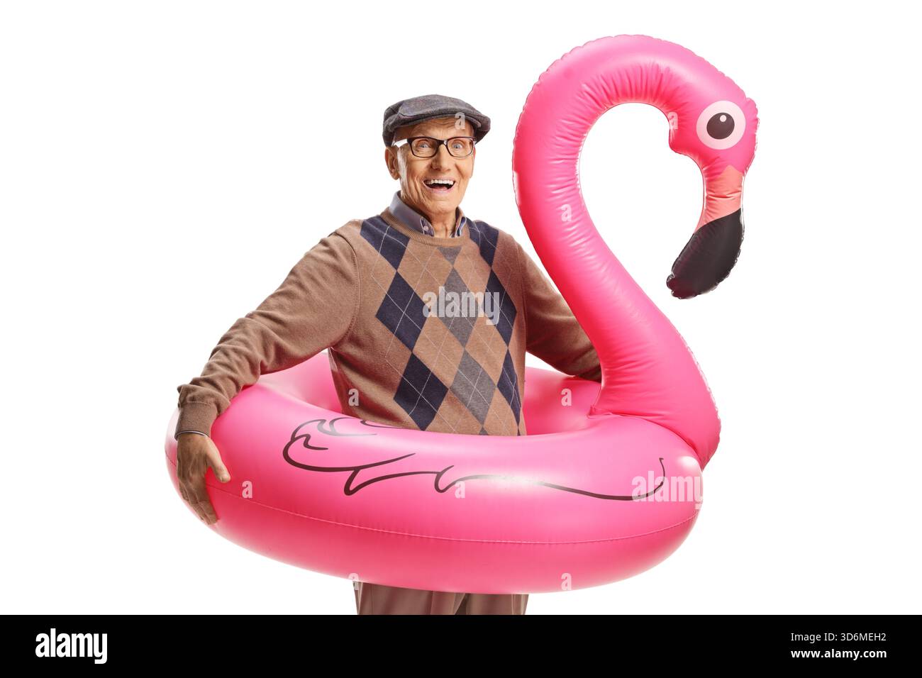 Älterer Mann mit einem großen rosafarbenen aufblasbaren Flamingo-Gummiring isoliert auf weißem Hintergrund Stockfoto