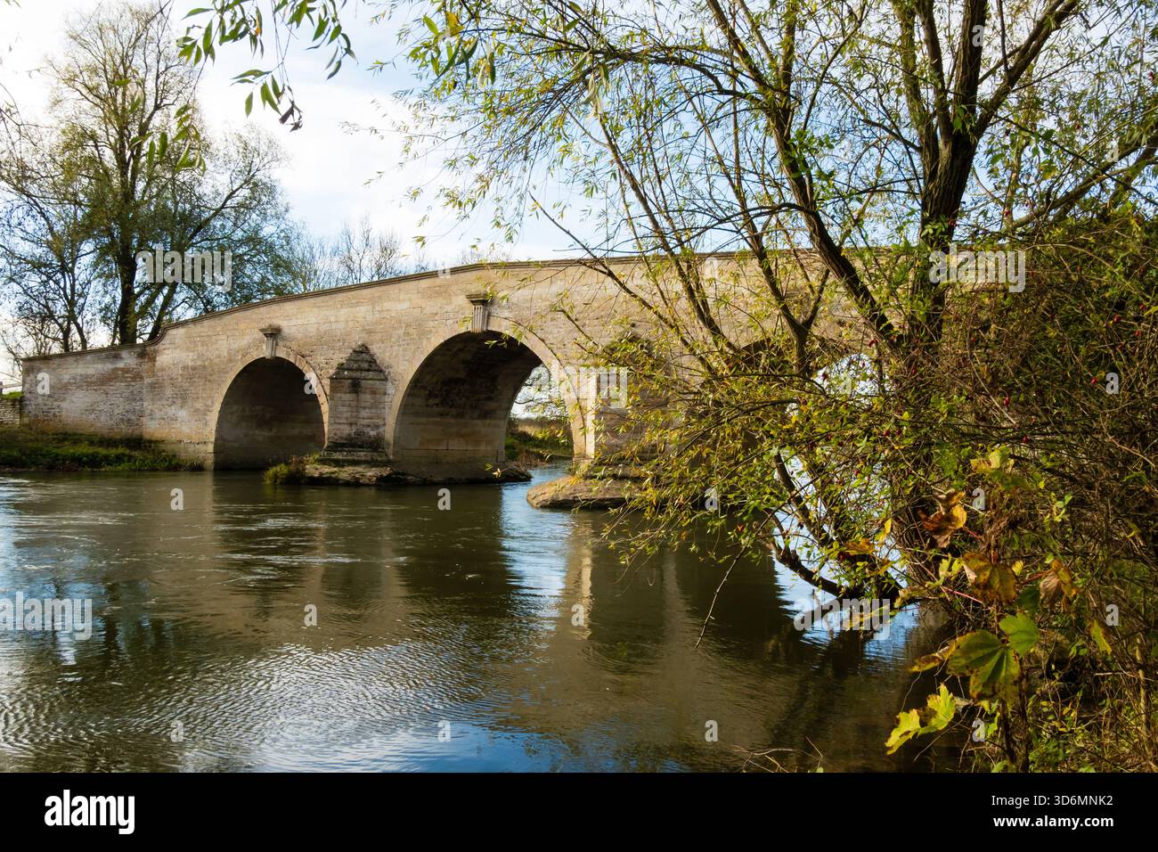 Die historische, 300 Jahre alte Milton Ferry Bridge über den Fluss Nene im Ferry Meadows Nene Park in Peterborough, England Stockfoto