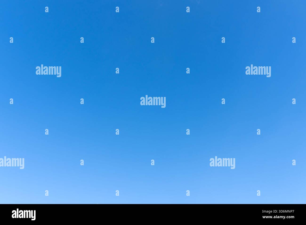 Der niedrige Winkel und der volle Rahmen des wunderschönen hellblauen Himmels ohne Wolken am Nachmittag an sonnigen Tagen wird als natürliche Hintergrundtextur in Dekora verwendet Stockfoto