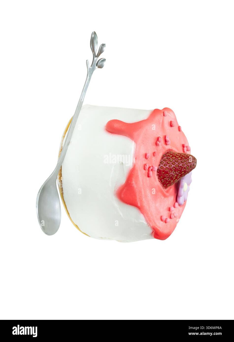 Erdbeerkuchen mit glasierter Creme und Mini-Silberlöffel oder Teelöffel ist auf weißem Hintergrund mit Schneidepfad isoliert. Stockfoto