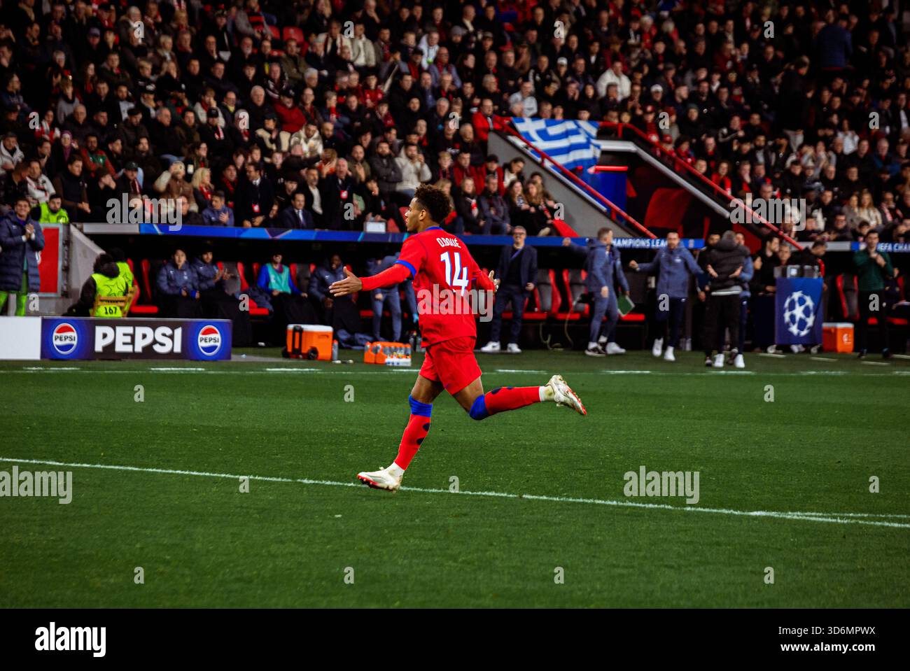 désiré doué feierte sein Tor beim Champions League Spiel gegen bayer leverkusen Stockfoto