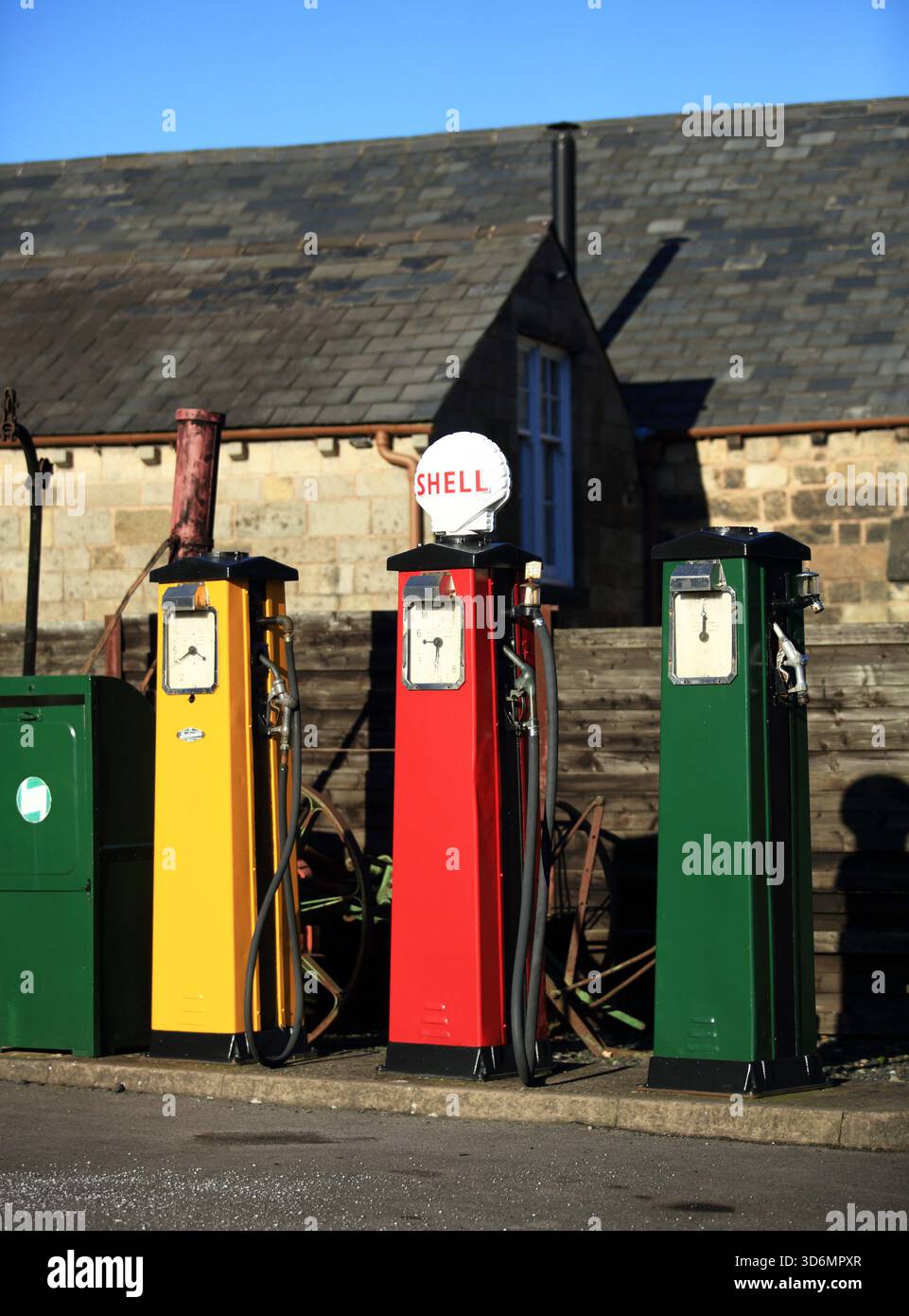 Vintage-Benzinpumpen im Black Country Living Museum, Dudley, West midlands, England, Großbritannien. Stockfoto