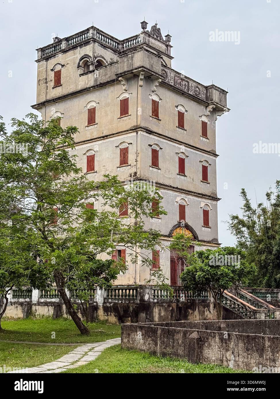 Diaolou Wachturm. Mehrstöckiger befestigter Turm in Zili Village, Kaiping, China, gebaut zur Verteidigung gegen Banditen und Überschwemmungen. Historische Architektur Stockfoto