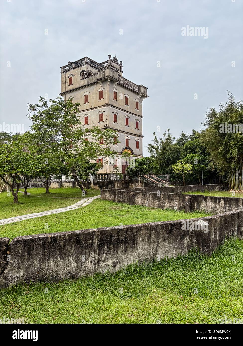 Diaolou, Zili Village, Kaiping, China. Mehrstöckiger, befestigter Wachturm, der zur Verteidigung gegen Banditen und Überschwemmungen gebaut wurde, umgeben von üppigem Grün. Stockfoto