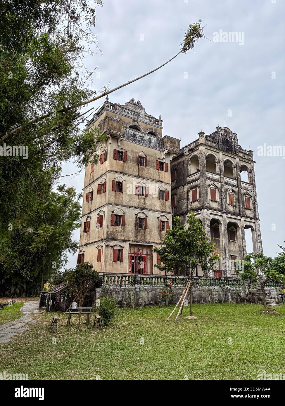 Zili Diaolou, mehrstöckige befestigte Türme im Dorf Zili, Kaiping, China, zur Verteidigung gegen Banditen und Überschwemmungen gebaut. Stockfoto
