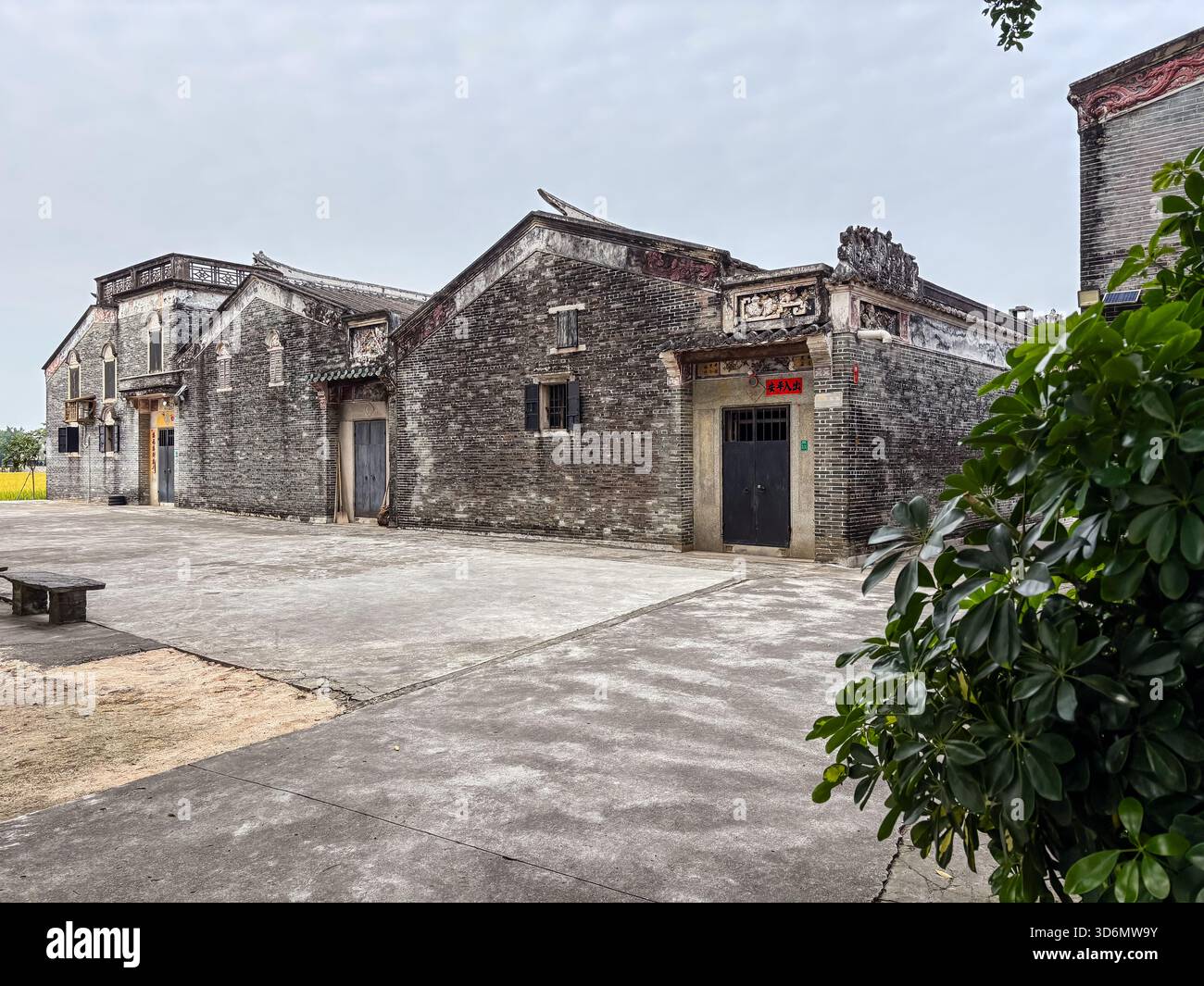 Das Zili Village verfügt über traditionelle Backsteingebäude mit deutlichen chinesischen und westlichen architektonischen Einflüssen. Eine historische und friedliche ländliche Umgebung in Stockfoto