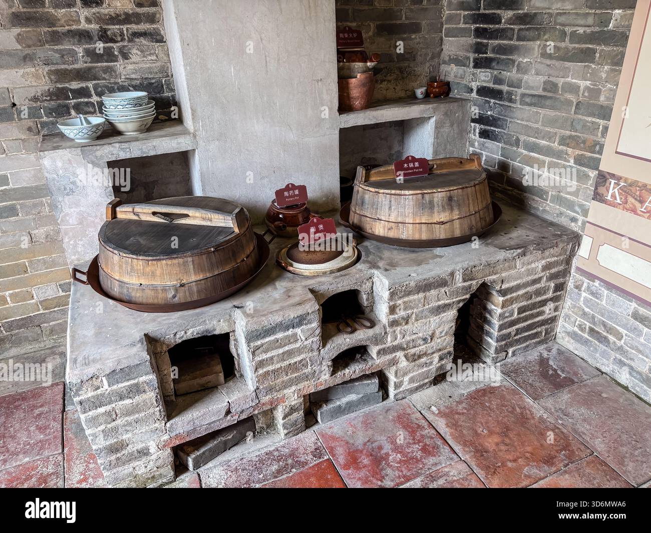 Nachbildung einer alten chinesischen Küche mit einem Holzofen und traditionellen hölzernen Kochtöpfen, gefunden im Dorf Zili, Kaiping, China. Stockfoto