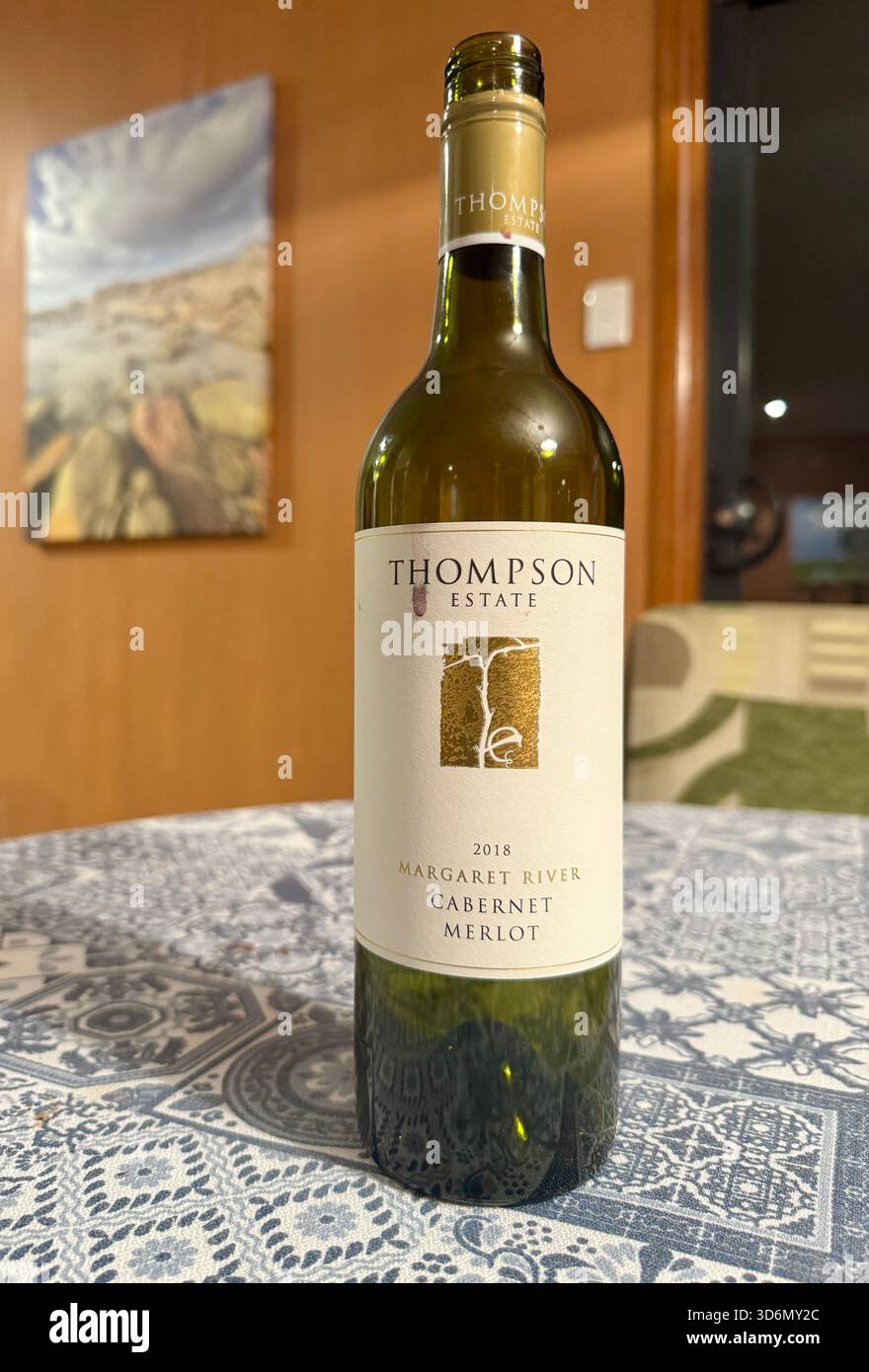 Flasche Thompson Estate Wein Margaret River Cabernet Merlot 2018 Western Australia - Smartphone-aufgenommenes Stockfoto