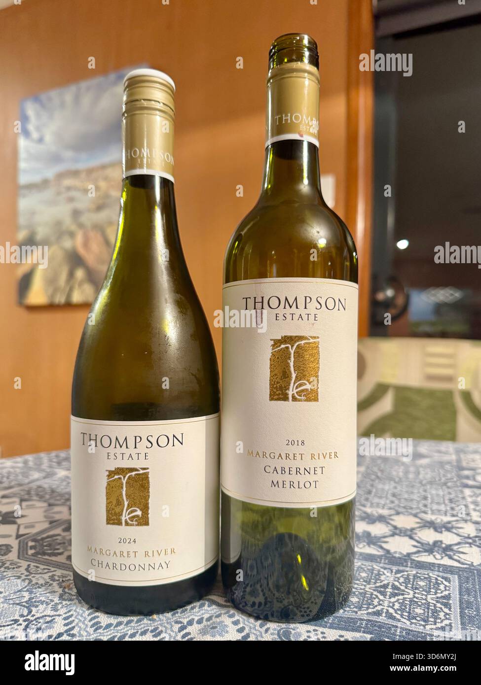 Zwei Flaschen Thompson Estate Weine Margaret River Chardonnay 2024 und Cabernet Merlot 2018 Western Australia - Smartphone-aufgenommenes Stockfoto