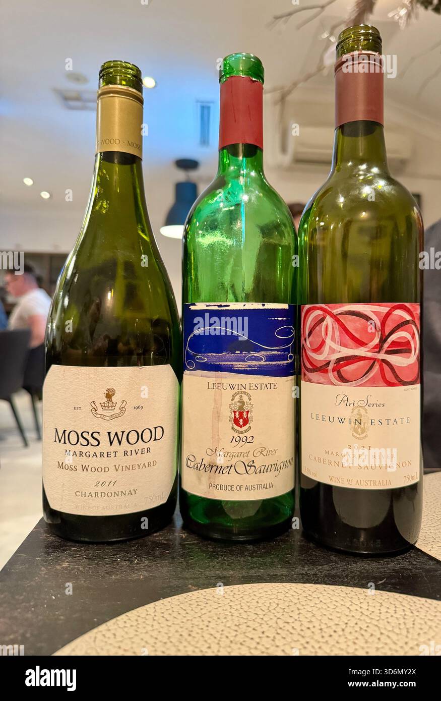 Zwei Flaschen Leeuwin Estate Wines Margaret River Art Series Cabernet Sauvignon Jahrgänge 1992 und 2021 und Mosswood Chardonnay 2011 Western Australia - Smartphone-aufgenommenes Stockfoto