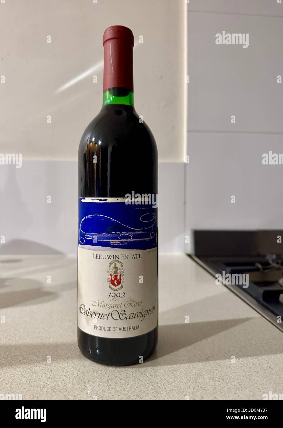 Flasche Margaret River Leeuwin Estate Art Series Cabernet Sauvignon 1992 Vintage - Smartphone-aufgenommenes Stockfoto