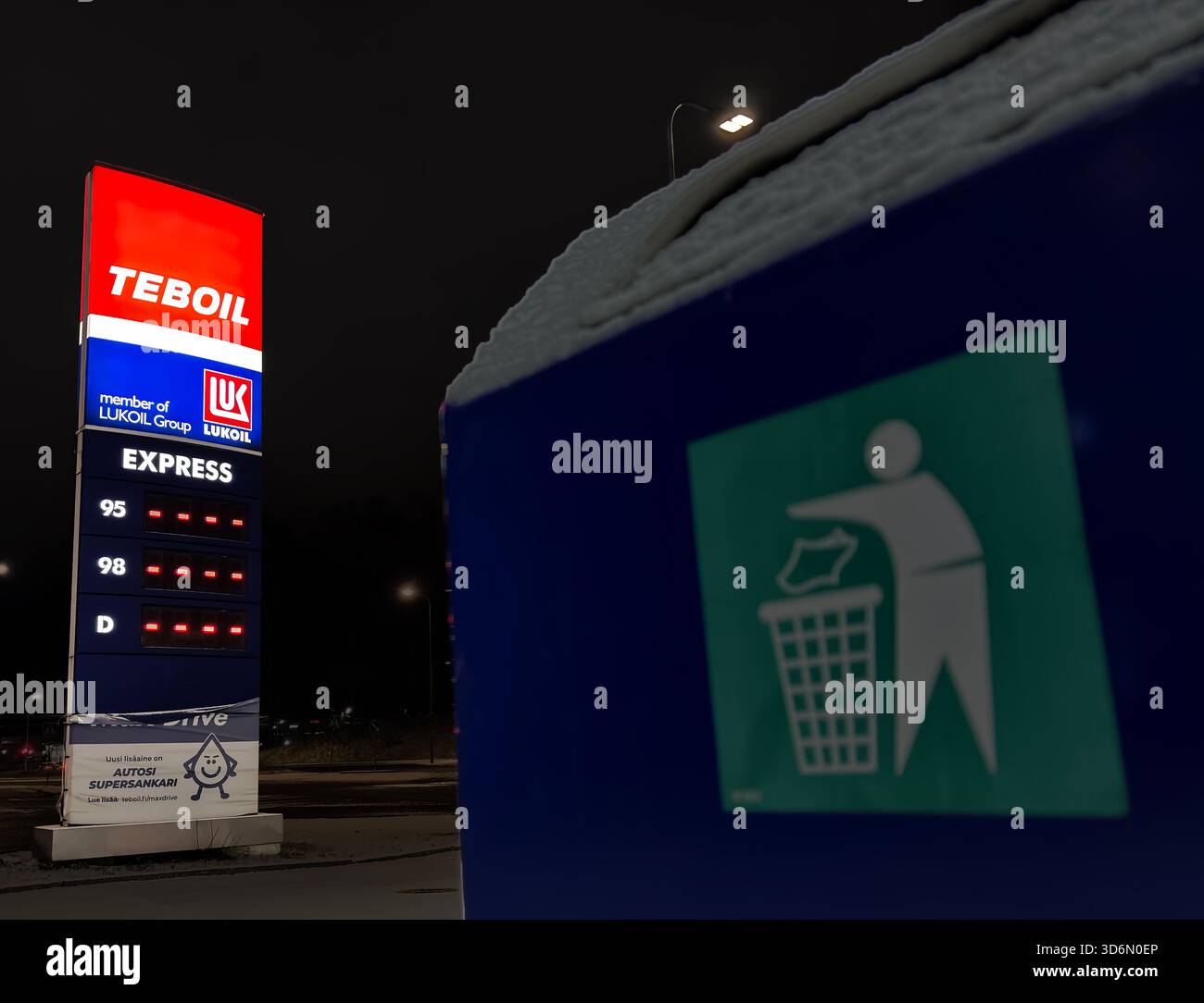 Eine Teboil-Tankstelle in Laippatie, Helsinki, zeigt Striche anstelle von Preisen an, da die Tankstelle keinen Treibstoff mehr verkauft. - Smartphone-aufgenommenes Stockfoto