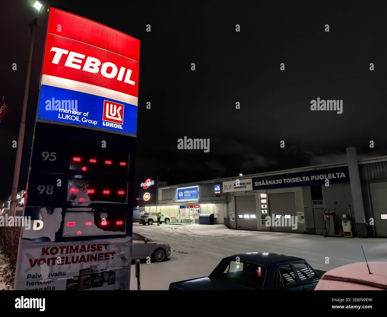 Eine Teboil-Tankstelle von Itäväylä, Helsinki, zeigt Striche anstelle von Preisen an, da die Tankstelle keinen Treibstoff mehr verkauft. - Smartphone-aufgenommenes Stockfoto