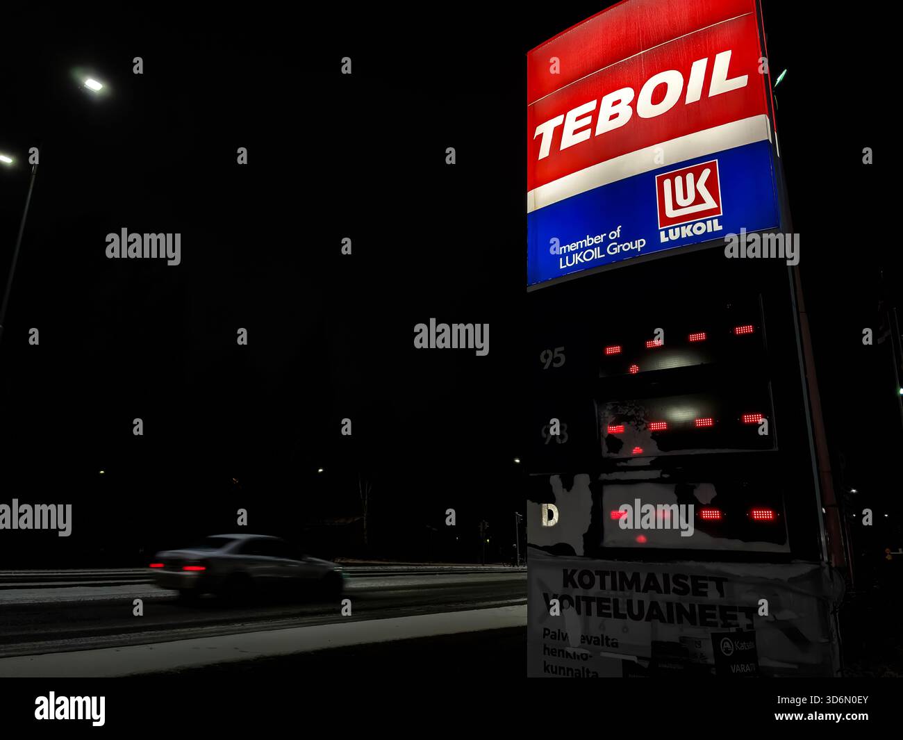 Eine Teboil-Tankstelle von Itäväylä, Helsinki, zeigt Striche anstelle von Preisen an, da die Tankstelle keinen Treibstoff mehr verkauft. - Smartphone-aufgenommenes Stockfoto