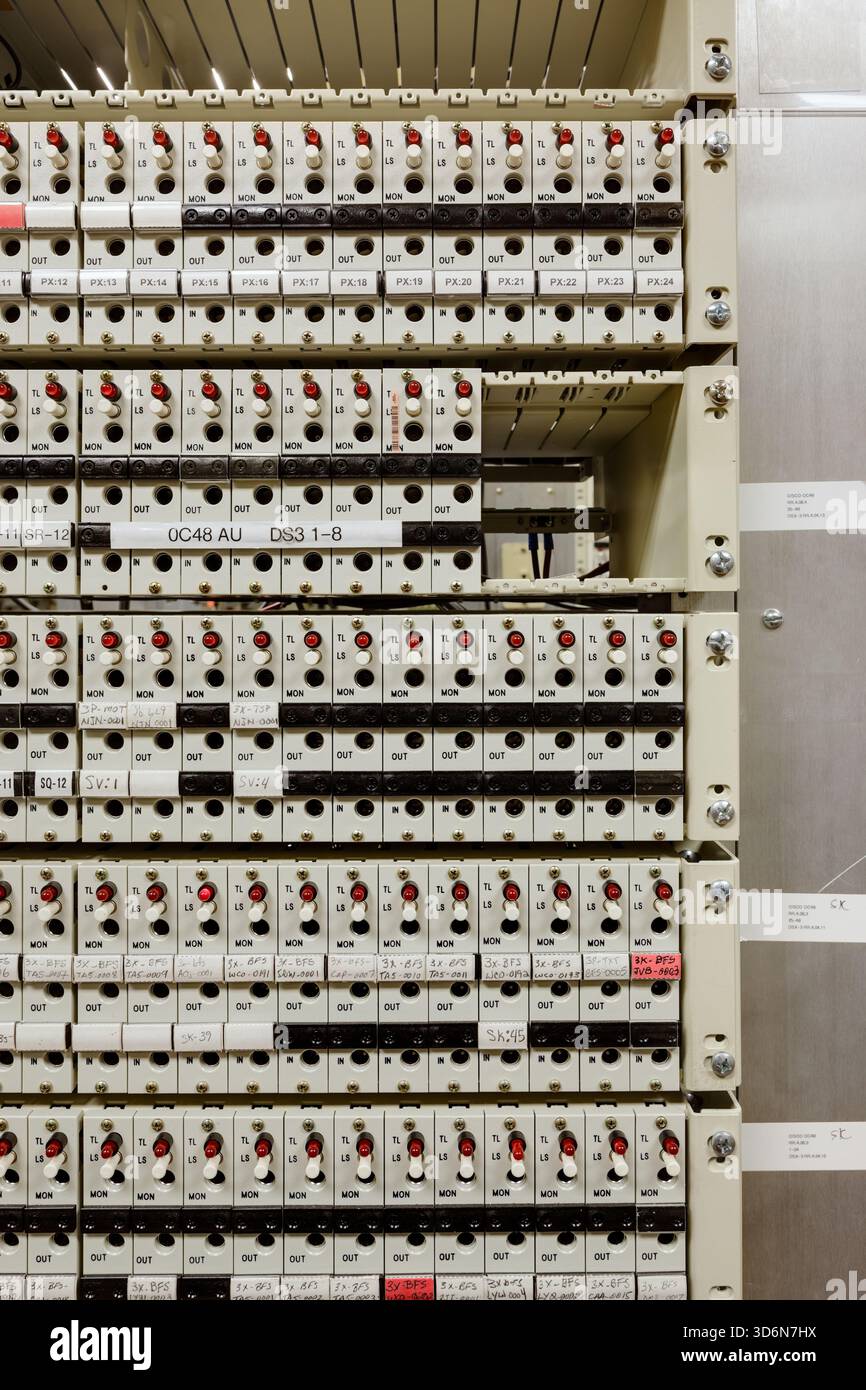 Abstrakte Ansicht von Drähten und Schaltungen in einem unternehmenseigenen Rechenzentrum. Stockfoto