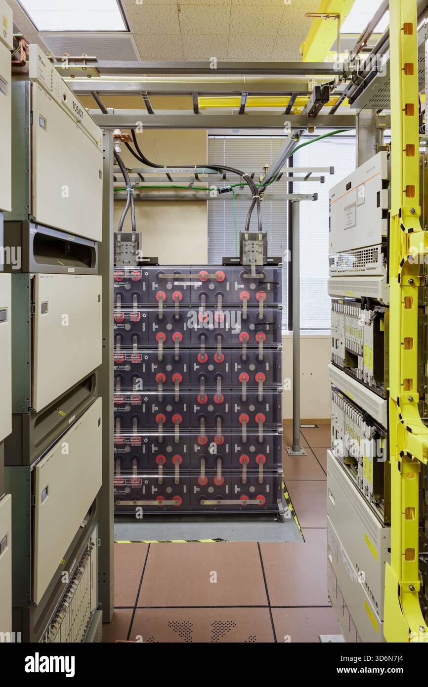 Abstrakte Ansicht von Drähten und Schaltungen in einem unternehmenseigenen Rechenzentrum. Stockfoto