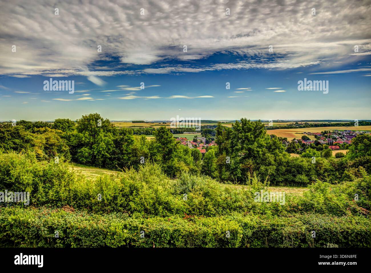 Landschaft in der Nähe von Albert in der Somme, Frankreich, mit Blick auf Felder und Wälder vom Bergrücken über dem historischen Schlachtsektor des Ersten Weltkriegs. Stockfoto