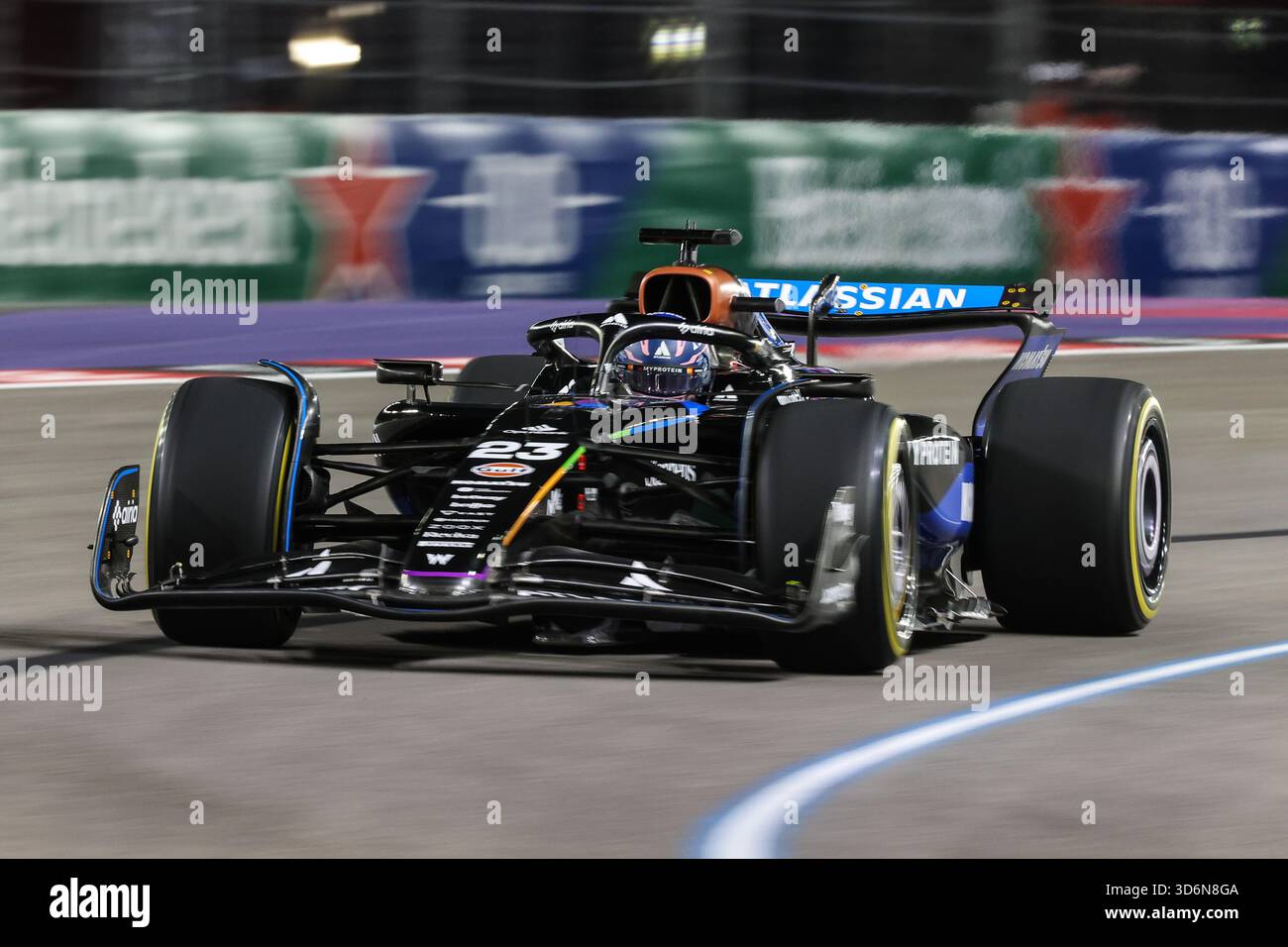 Las Vegas, NV, USA. November 2025. Atlassian Williams Racing, Mercedes-Pilot Alexander Albon (23) fährt während des ersten Trainings beim Formel 1 Heineken Las Vegas Grand Prix in Las Vegas, NV. Christopher Trim/CSM/Alamy Live News Stockfoto