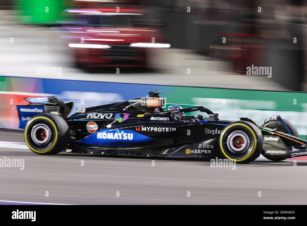 Las Vegas, NV, USA. November 2025. Atlassian Williams Racing, Mercedes-Pilot Alexander Albon (23) fährt während des ersten Trainings beim Formel 1 Heineken Las Vegas Grand Prix in Las Vegas, NV. Christopher Trim/CSM/Alamy Live News Stockfoto