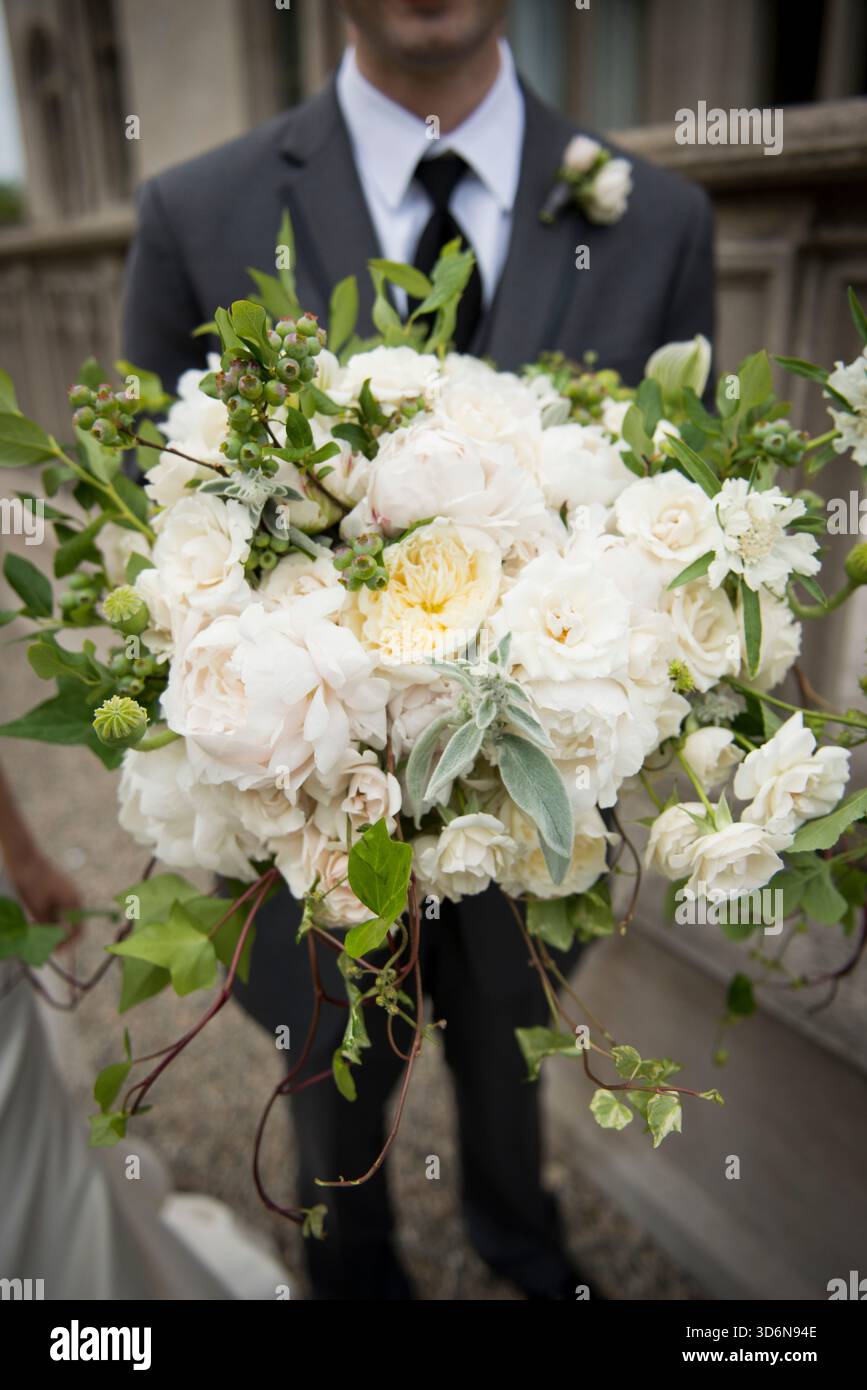 Brautstrau mit Rosen und Efeu Stockfotografie - Alamy