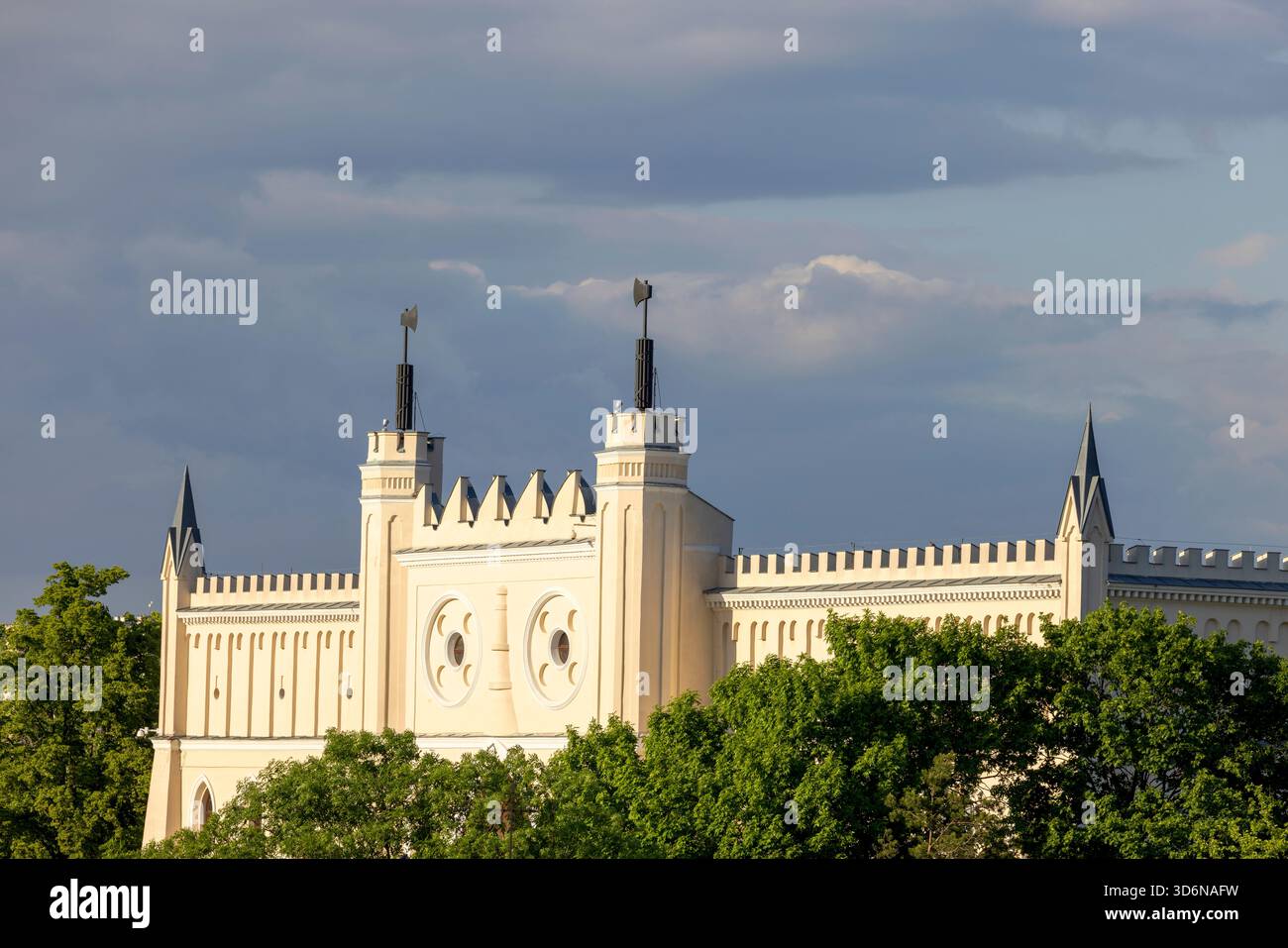 Lublin, Polen - 23. Mai 2022: Schloss Lublin, Haupteingang des neogotischen Teils des Gebäudes. Stockfoto