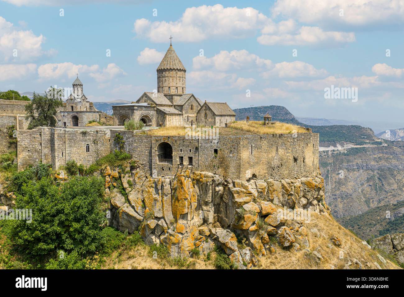 Die Cliffside Majestät des Tatev-Klosters in Südarmenien Stockfoto