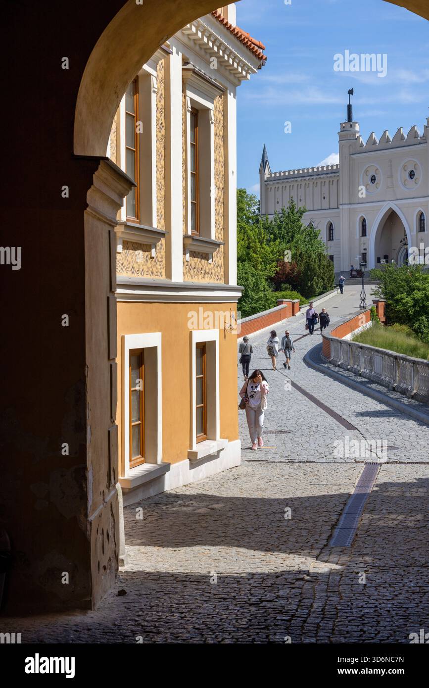 Lublin, Polen - 24. Mai 2022: Blick auf die Lubliner Burg durch das Grodzka-Tor, auch jüdisches Tor genannt. Stockfoto