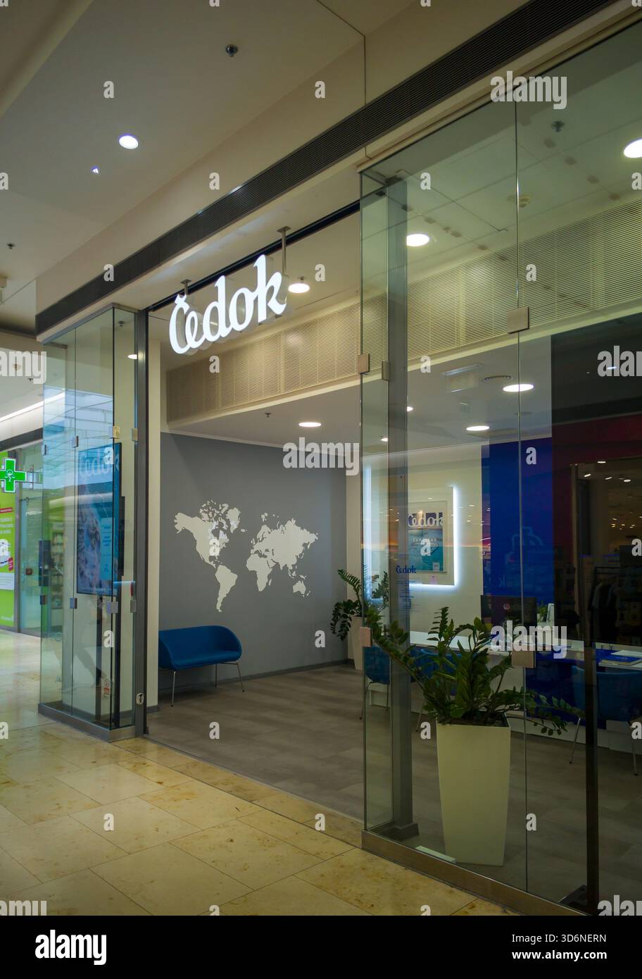 Bratislava, Slowakei - 16. November 2025 : Cedok Travel Agency in Eurovea Bratislava für Urlaube Touren Flüge und Reiseleistungen Stockfoto
