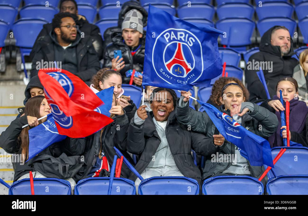 FRA, Paris, Paris St. Germain vs FC Bayern München, Women's Champions League, UEFA, Saison 2526, Parc des Princes, 4. Spieltag im Bild: Fans Paris Saint-Germain Frauen DFB/DFL-VORSCHRIFTEN VERBIETEN JEDE VERWENDUNG VON FOTOGRAFIEN ALS BILDSEQUENZEN UND/ODER QUASI-VIDEO, 20.11.2025 Foto Credit: HMB Media/Alamy Live News Stockfoto