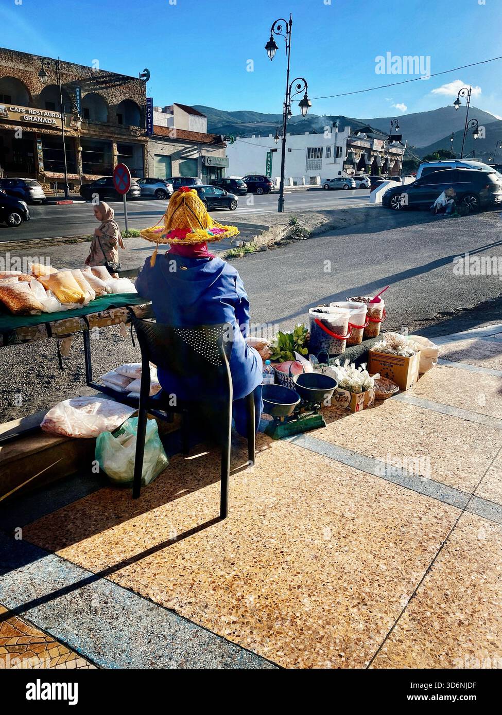„Ein Blick auf das tägliche Leben im Norden Marokkos – lebhafte Straßenmärkte und lokale Aromen.“ Stockfoto