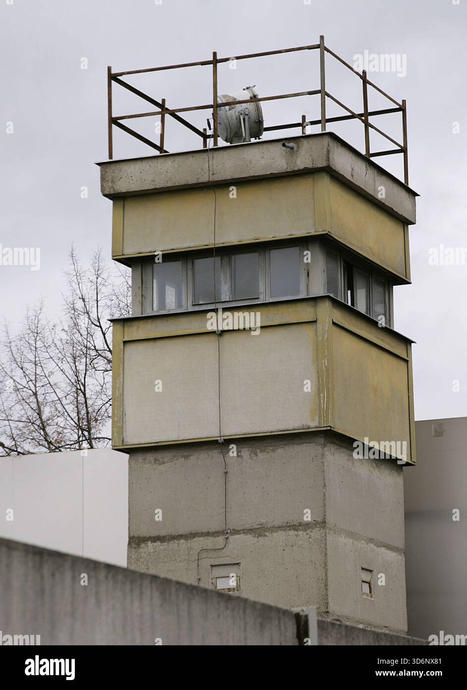 Berliner Mauer, Deutschland. Der Bau begann am 13. August 1961 und fiel am 9. November 1989. Die Regierung der Deutschen Demokratischen Republik (DDR) baute diese über 150 km lange Barriere, um Ost-Berlin vollständig von der übrigen DDR zu isolieren. Gedenkstätte Berliner Mauer in der Bernauer Straße. Wachturm auf einem Abschnitt an der Bernauer Straße, Grenze zwischen den Stadtteilen Mitte (Ost-Berlin) und Wedding (West-Berlin). Stockfoto