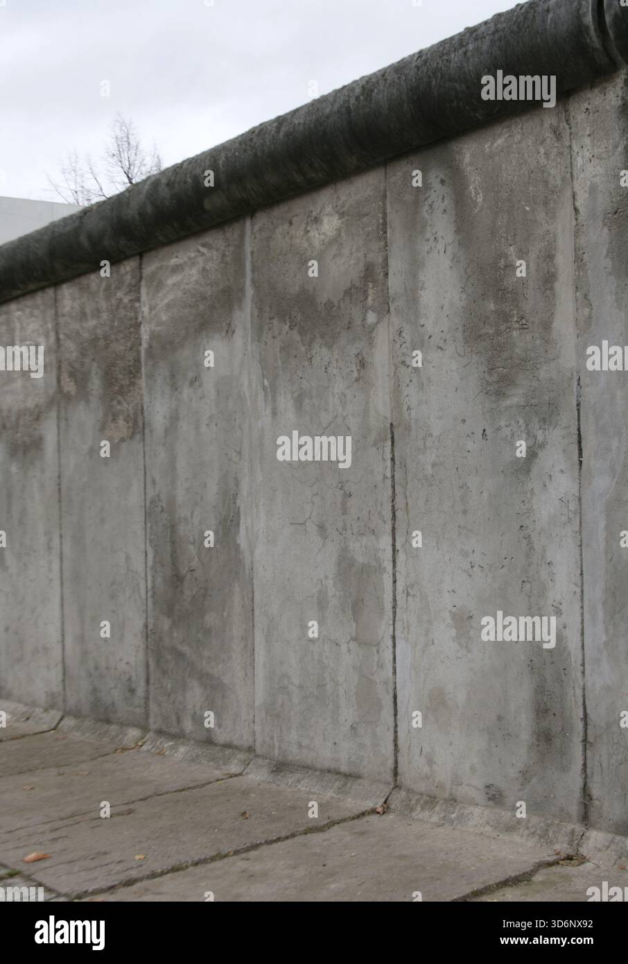 Berliner Mauer, Deutschland. Der Bau begann am 13. August 1961 und fiel am 9. November 1989. Die Regierung der Deutschen Demokratischen Republik (DDR) baute diese über 150 km lange Barriere, um Ost-Berlin vollständig von der übrigen DDR zu isolieren. Gedenkstätte Berliner Mauer in der Bernauer Straße. Abschnitt an der Bernauer Straße, Grenze zwischen Mitte (Ost-Berlin) und Wedding (West-Berlin). Stockfoto