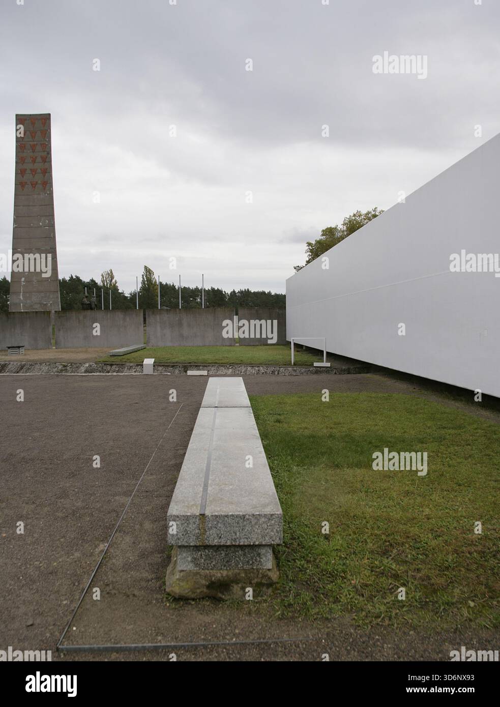 Oranienburg, Deutschland. KZ Sachsenhausen. Sie wurde von der SA im März 1933 nördlich von Berlin errichtet. Sie war unter dem NS-Regime von Juli 1936 bis April 1945 in Betrieb. Sachsenhausen war ein Arbeitslager mit mehreren Nebenlagern, einer Gaskammer und einem medizinischen Versuchsgebiet. Sie war ursprünglich für die große Zahl politischer Gefangener konzipiert, die sich gegen das Nazi-Regime richteten. Ab 1938 begann es, Tausende von Juden zu halten. Ab 1940 wurden auch Polen nach Sachsenhausen geschickt und ab 1941 sowjetische Soldaten gefangen genommen. Begräbnisstätte mit Asche von Opfern der Th Stockfoto