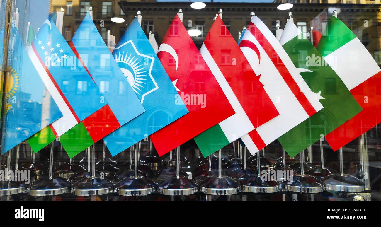 Flaggen europäischer Länder und die Flagge der Europäischen Union, Amerikas, Englands, Frankreichs auf dem Tisch. Stockfoto