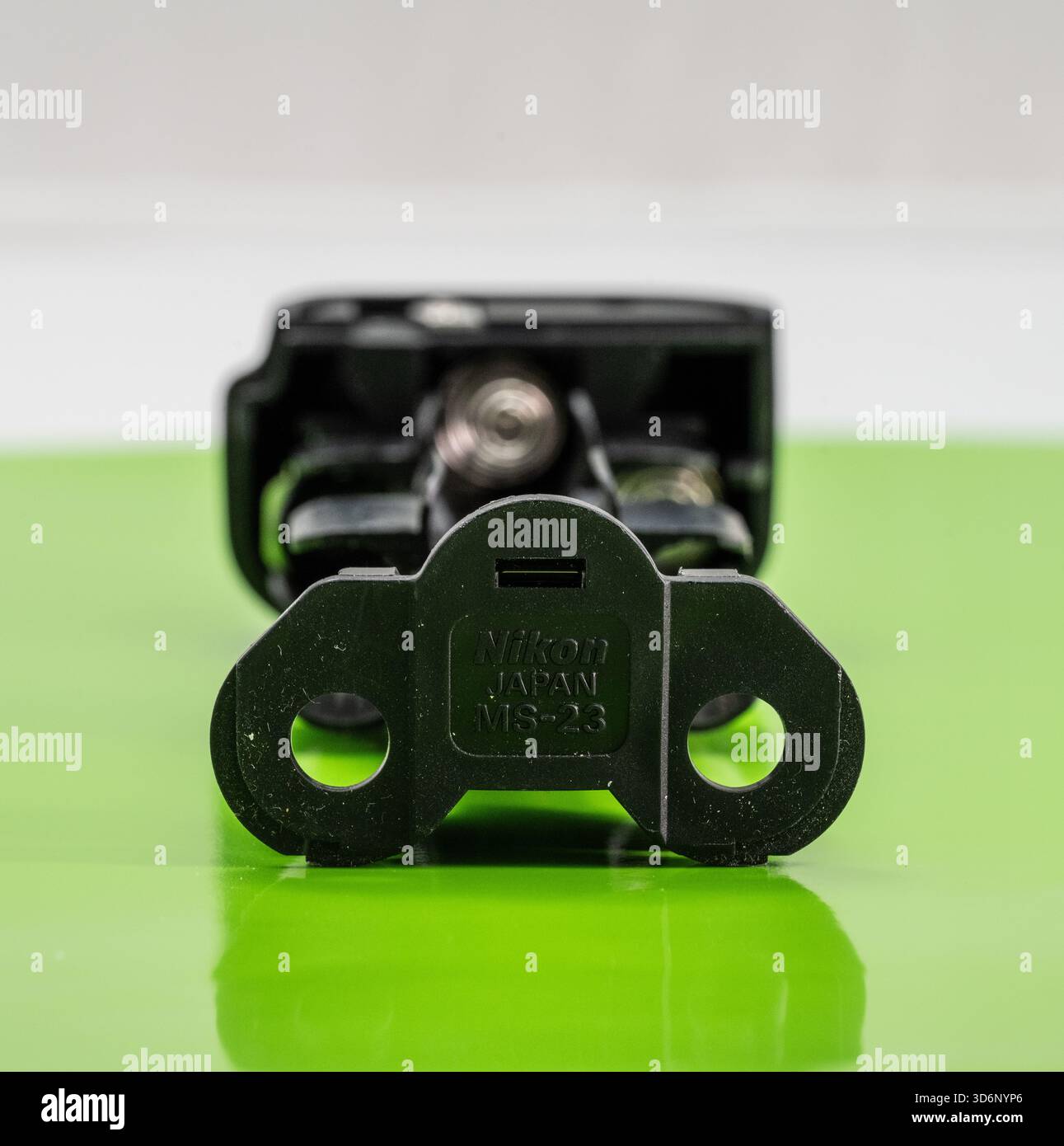 Göteborg, Schweden - 03. november 2023: Nikon Kamera Motorantrieb Batteriegehäuse auf grünem Hintergrund Stockfoto