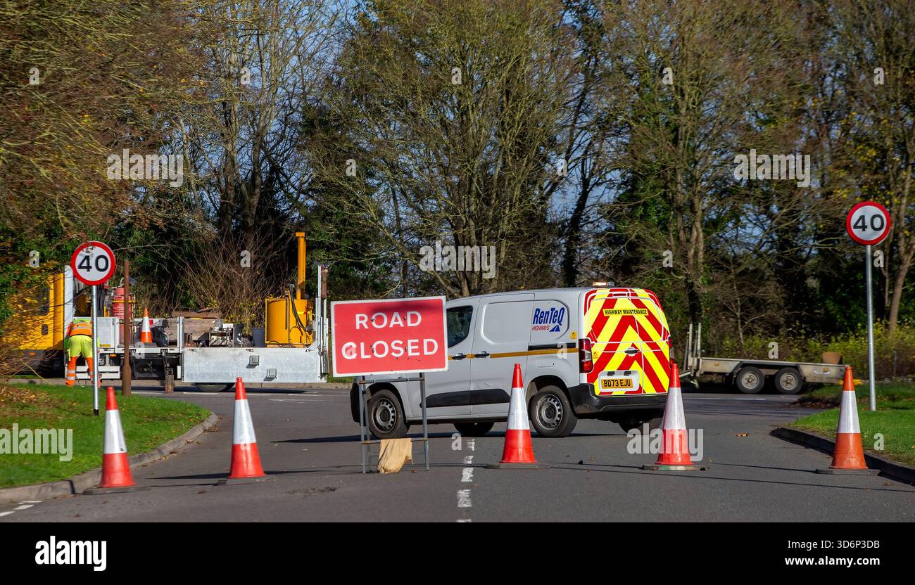 Milton Keynes, Bucks, UK - 17. November 2025: Straßensperrschild mit Kegeln. Straße vor uns wegen Reparatur geschlossen Stockfoto