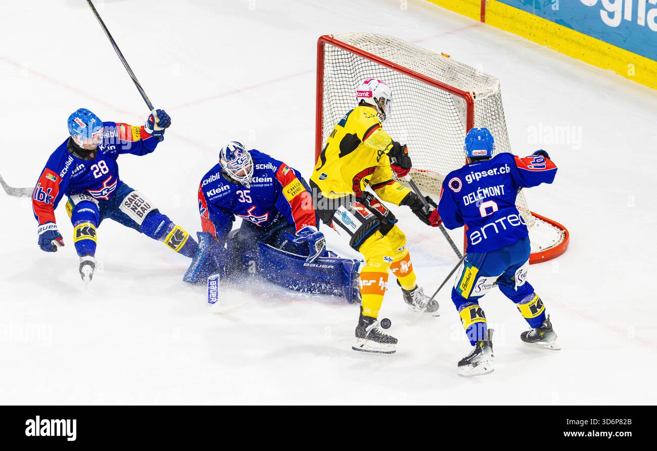 Kloten, Schweiz, 21. Nov 2025: #28 Axel Simic (Kloten) wird abgeschickt, nachdem er #91 Fabian Ritzmann (Bern) eine Chance verwehrt hat. Ebenfalls beteiligt sind Verteidiger Nr. 9 Noah Delemont und Torwart #35 Ludovic Waeber (beide Kloten). (Foto: Andreas Haas/dieBildmanufaktur) Credit: DieBildmanufaktur/Alamy Live News Stockfoto
