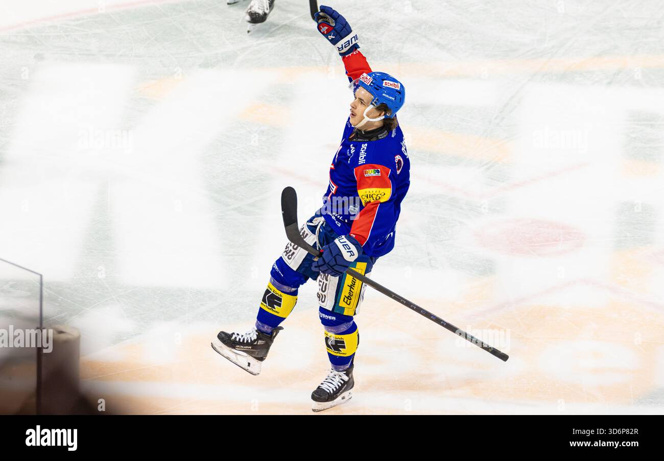 Kloten, Schweiz, 21. November 2025: In der 8. Minute feiert #14 Mischa Ramel (Kloten). Er erzielt die 1-0 für die Heimmannschaft. (Foto: Andreas Haas/dieBildmanufaktur) Credit: DieBildmanufaktur/Alamy Live News Stockfoto